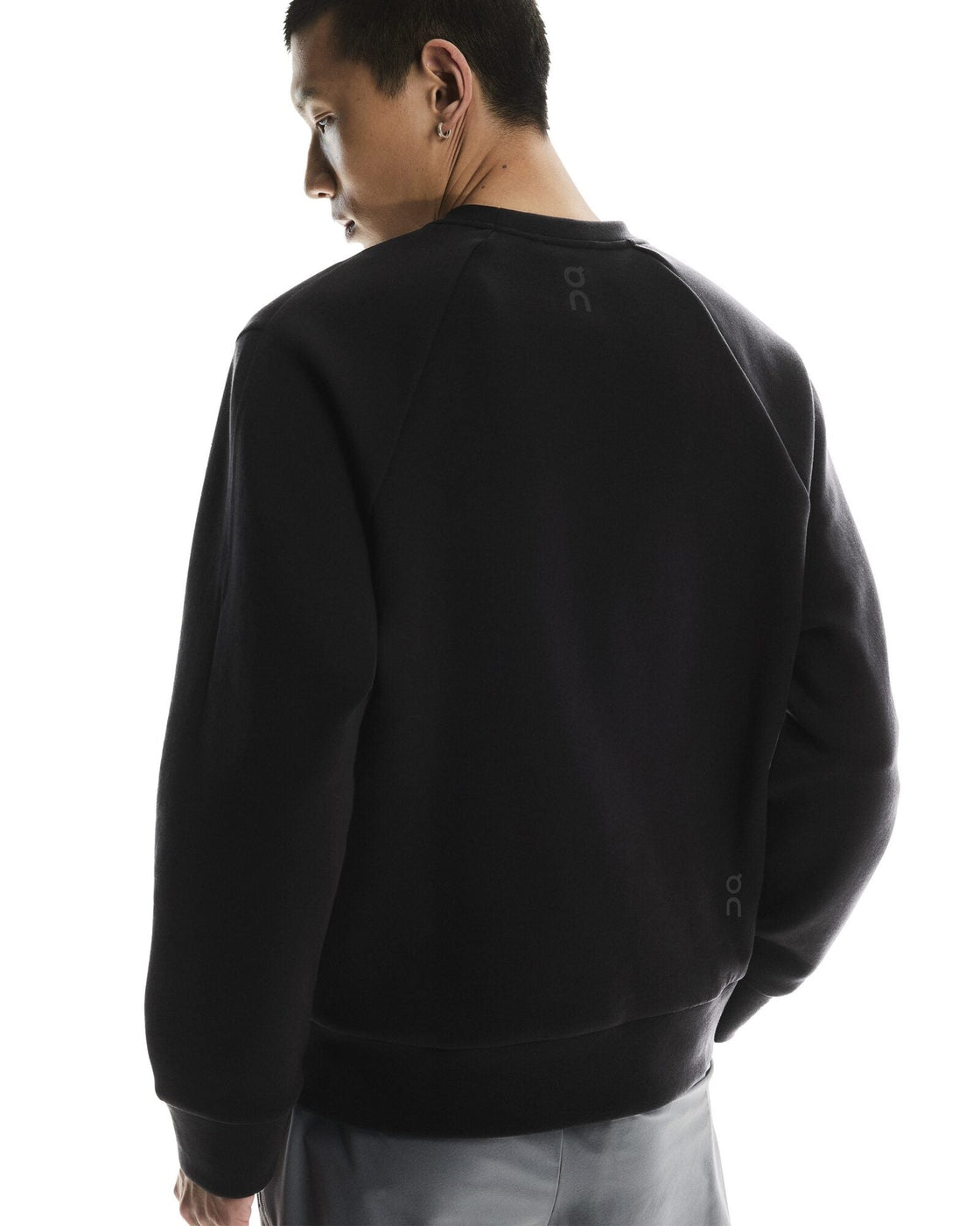 1MF30310553-focus_tech_crew-fw25-black-m-4×5-tr-g5