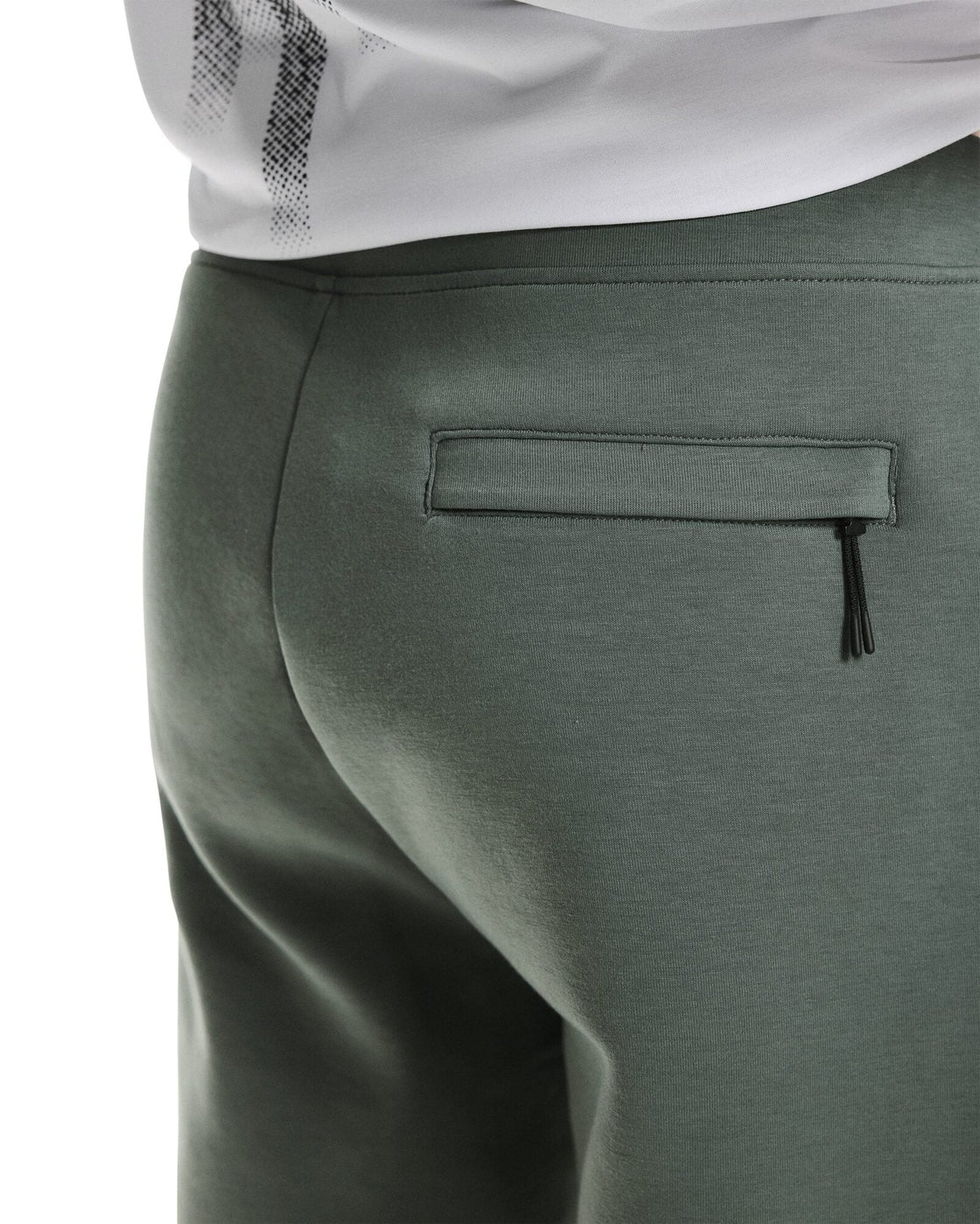 1MF30320153-focus_tech_sweatpants-fw25-olive-m-4×5-tr-g5