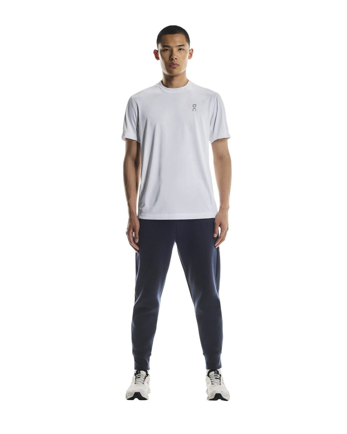 1MF30320255-focus_tech_sweatpants-fw25-navy-m-4×5-tr-g1