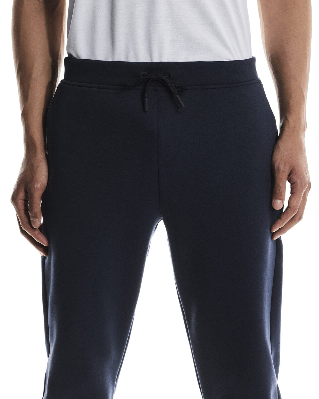 1MF30320255-focus_tech_sweatpants-fw25-navy-m-4×5-tr-g4