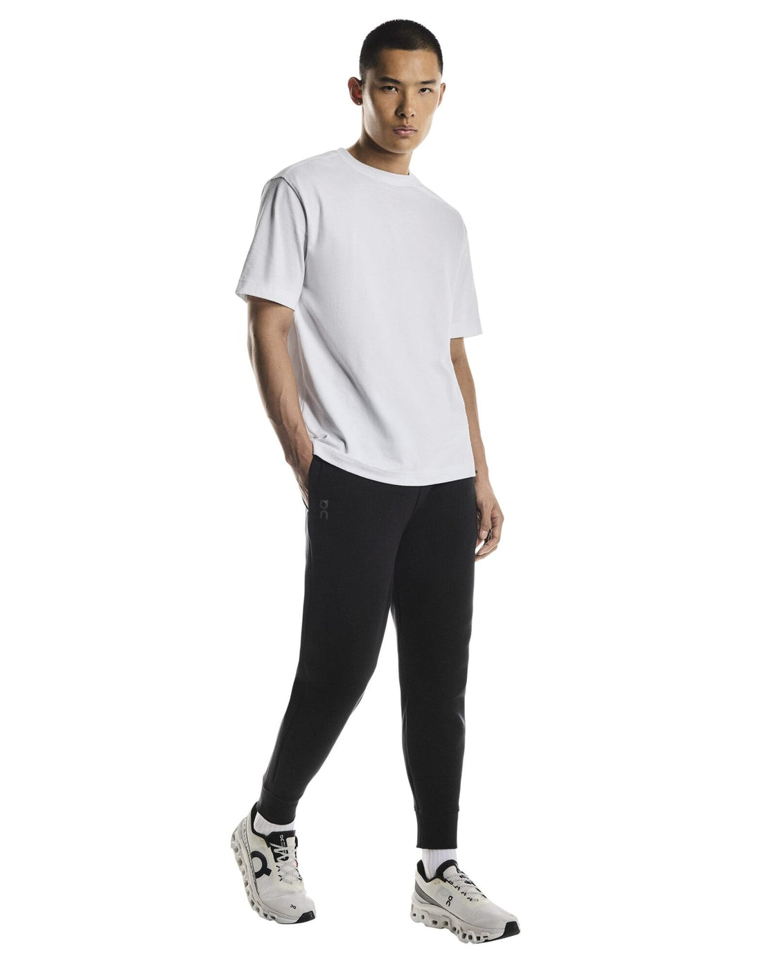 1MF30320553-focus_tech_sweatpants-fw25-black-m-4×5-tr-g3