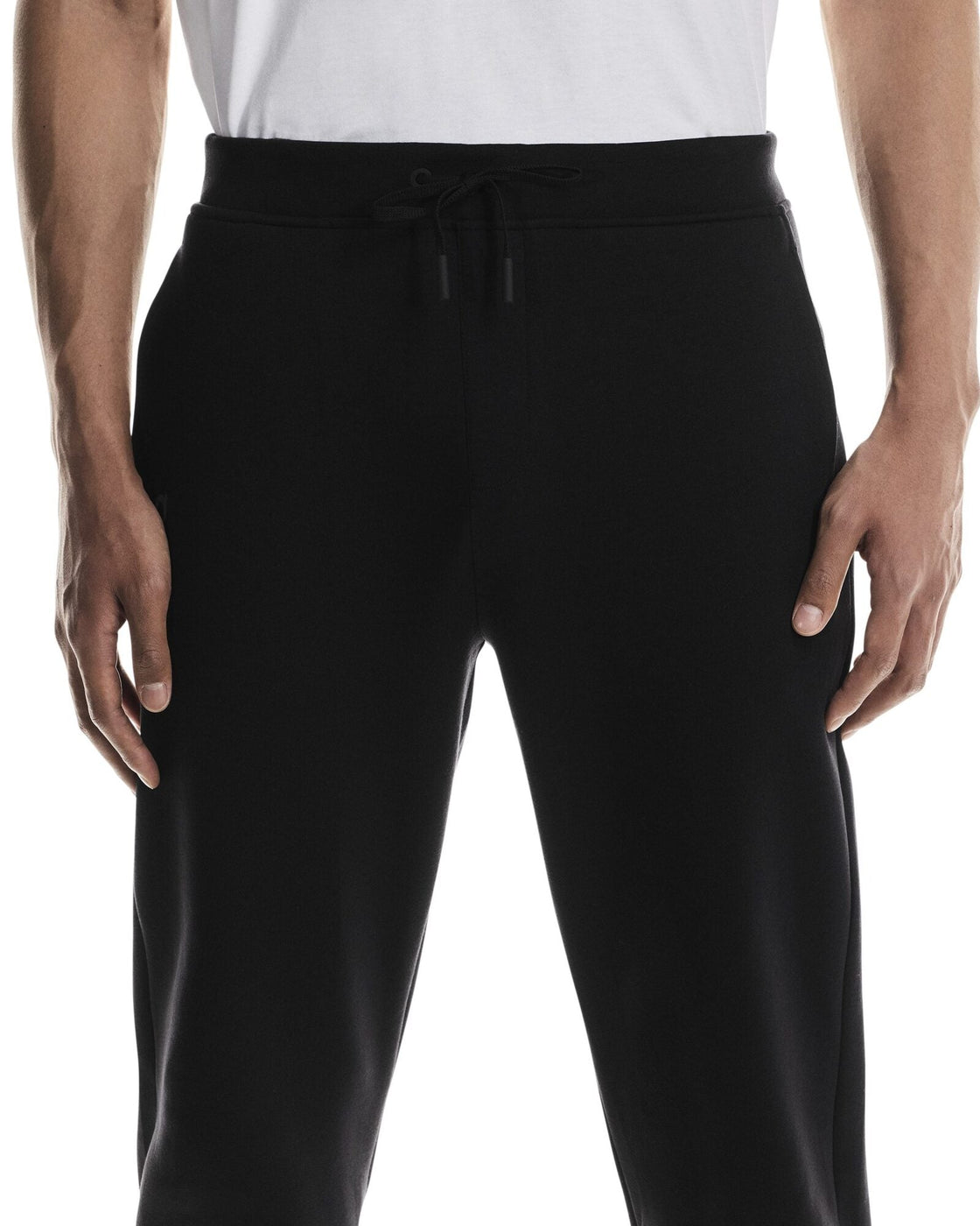 1MF30320553-focus_tech_sweatpants-fw25-black-m-4×5-tr-g4