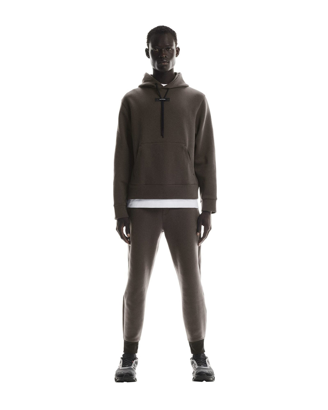 1MF30320569-focus_tech_sweatpants-fw25-pebble-m-4×5-tr-g1