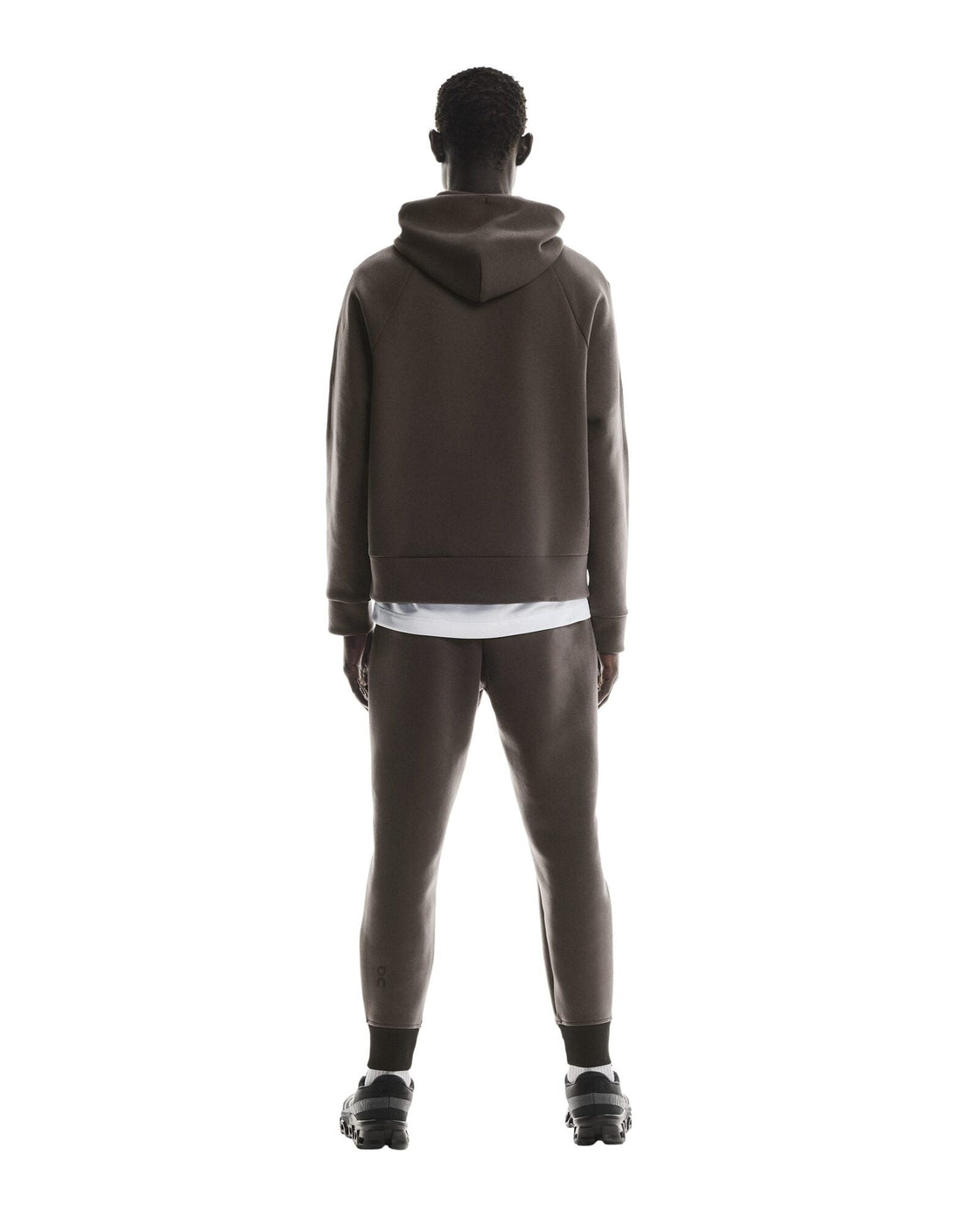 1MF30320569-focus_tech_sweatpants-fw25-pebble-m-4×5-tr-g2