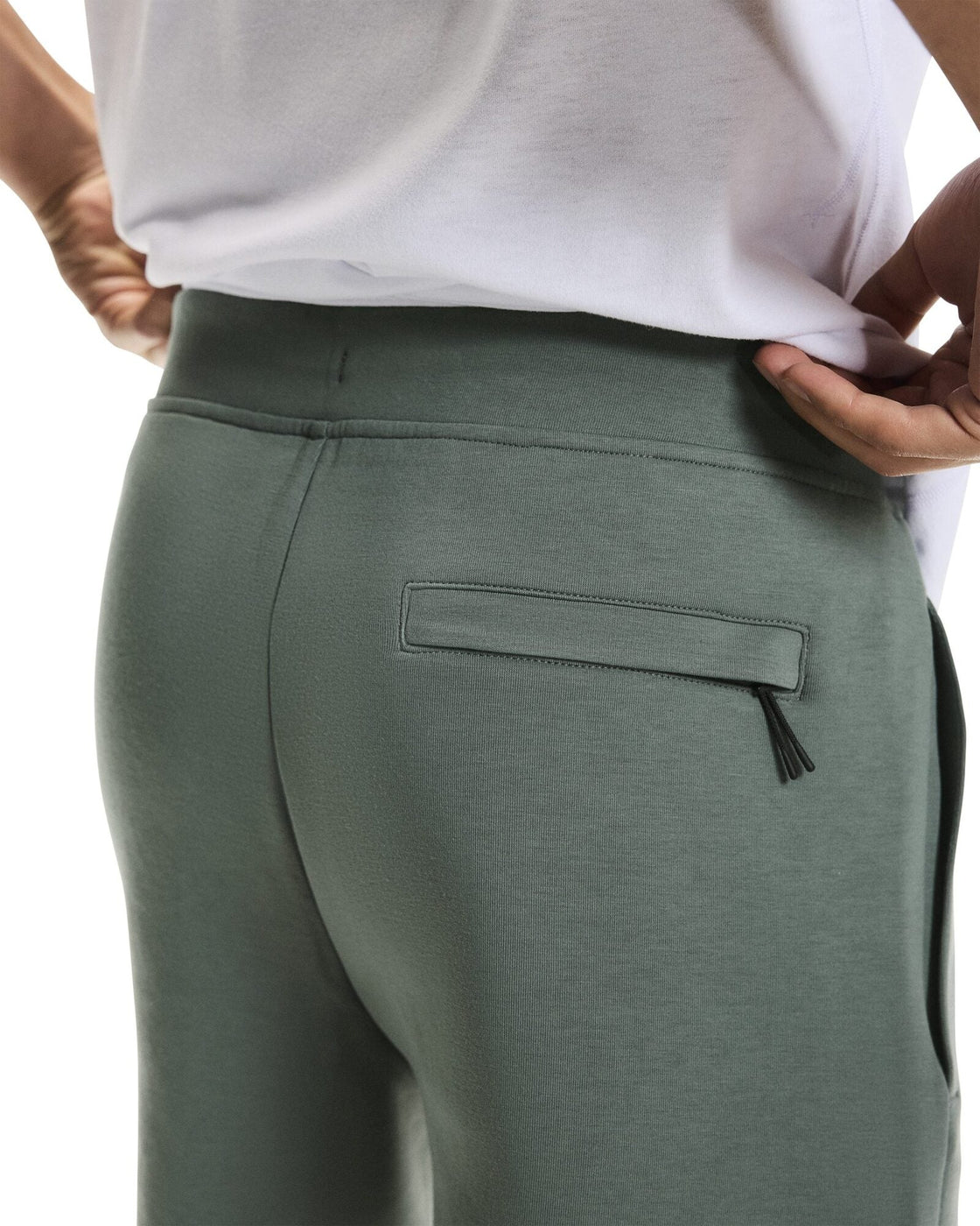 1MF30330153-focus_tech_shorts-fw25-olive-m-4×5-tr-g6