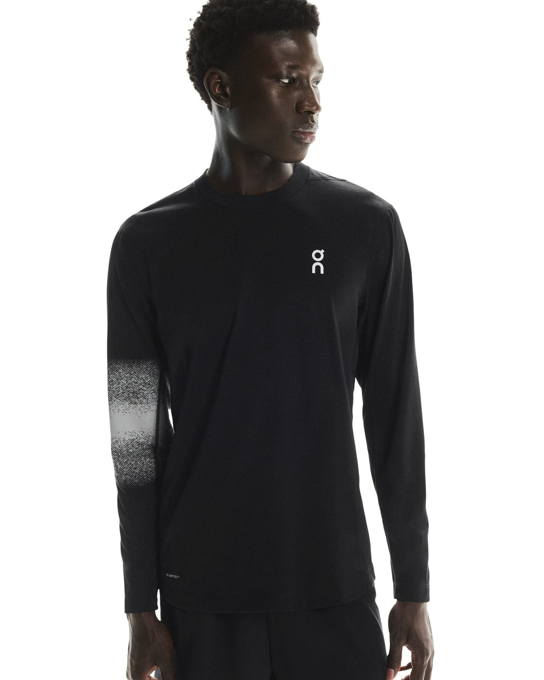 1MF30510553-train_long-t_graphic-fw25-black-m-4×5-tr-g3
