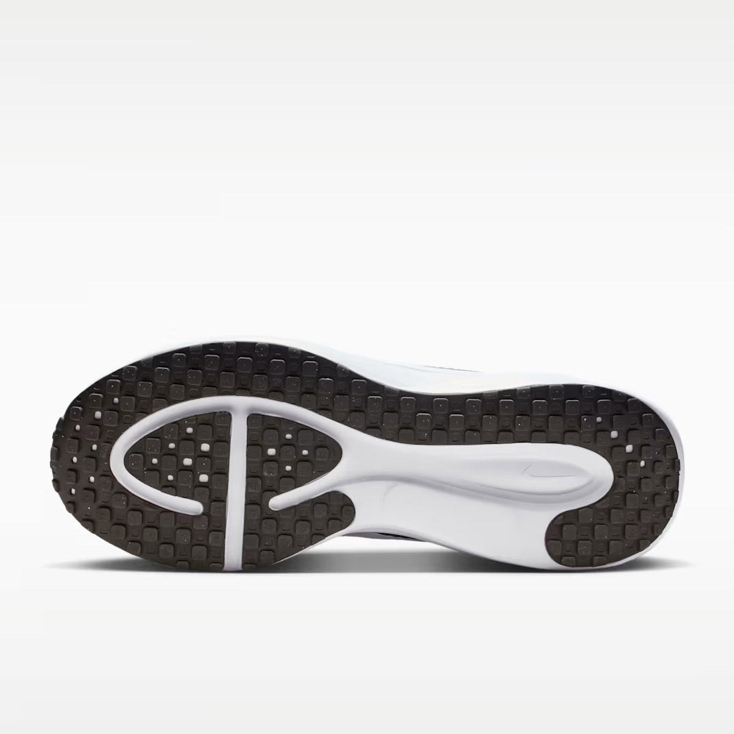 M NIKE REVOLUTION 8