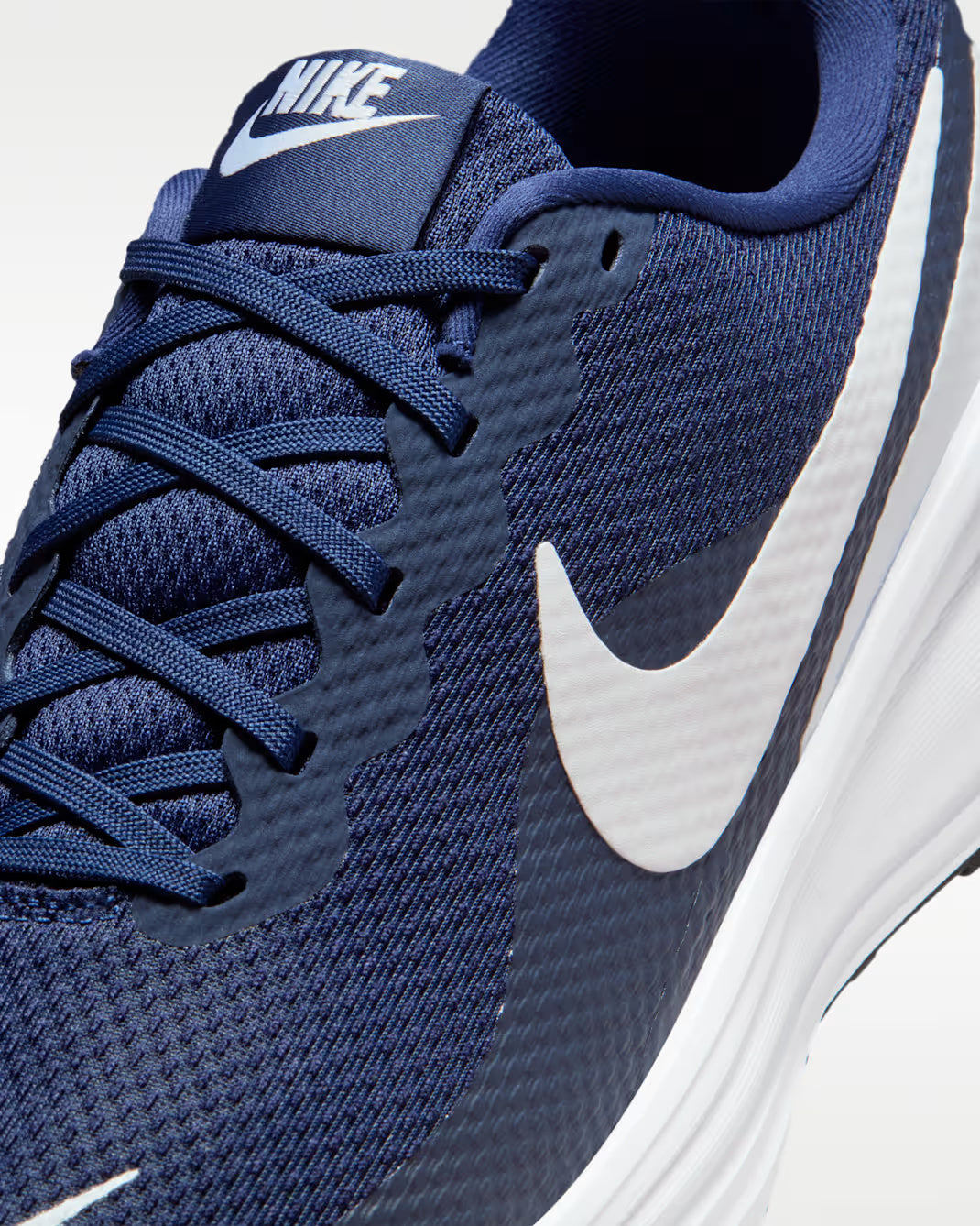 M NIKE REVOLUTION 8