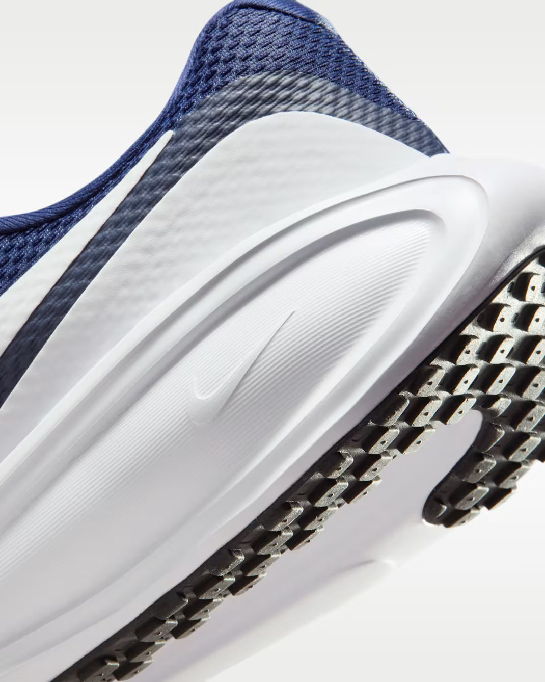 M NIKE REVOLUTION 8